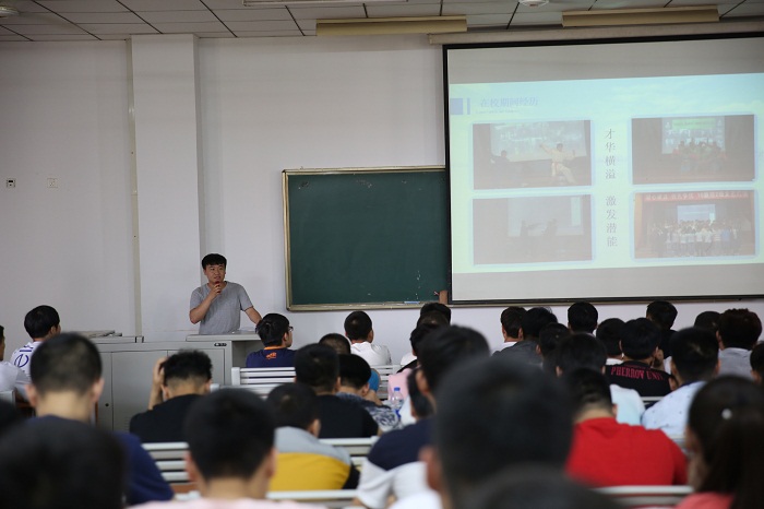 学院2013届优秀毕业生张淑峰受邀作事迹报告
