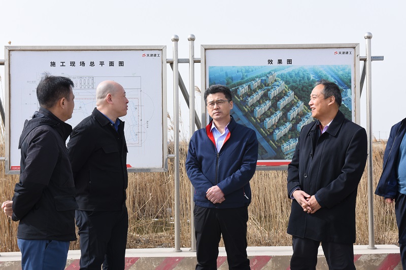 武玺总经理在新校区住宅楼建设项目部现场调研3.JPG