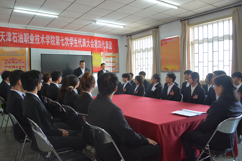 图为各代表团召开分团会议4.png