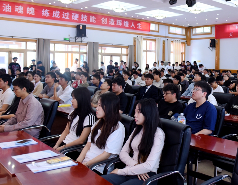 7 企业招聘宣讲受到学生欢迎_副本.jpg
