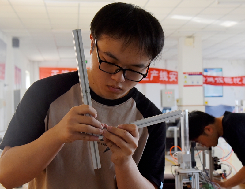 2 学生在自动化竞赛中精心安装机械_副本.jpg