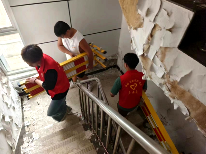 志愿者参与整理大学生活动中心志愿服务活动局部照片（左）.png