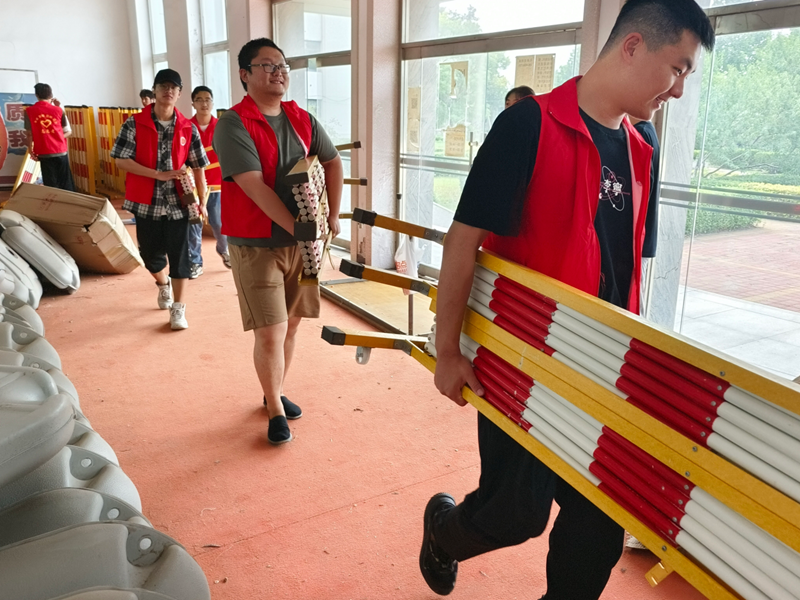 志愿者参与整理大学生活动中心志愿服务活动.png