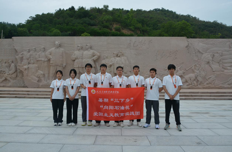 实践团在南泥湾大生产纪念馆前合影.png
